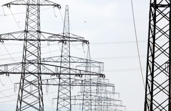 Zeci de mii de consumatori din județul Alba sunt în continuare fără electricitate. Viscolul a provocat avarii semnificative