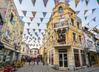 Orașul subestimat din Europa cu o istorie de peste 8.000 de ani, aproape de România: îmbină ruine romane, străzi pietruite și clădiri tradiționale