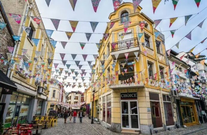 Orașul subestimat din Europa cu o istorie de peste 8.000 de ani, aproape de România: îmbină ruine romane, străzi pietruite și clădiri tradiționale Orașul subestimat din Europa cu o istorie de peste 8.000 de ani, aproape de România: îmbină ruine romane, străzi pietruite și clădiri tradiționale
