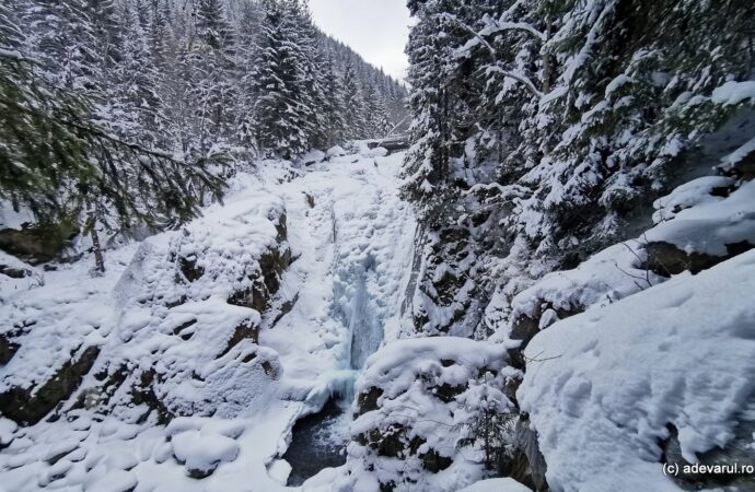 Cascada Lolaia, monumentul de gheață din Retezat. Ce găsesc turiștii iarna în locul emblematic de pe valea Pietrele