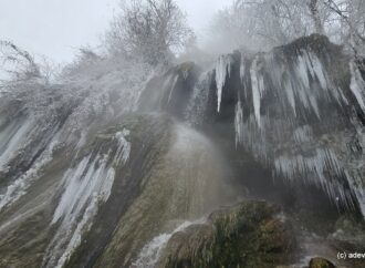 Cascada din România care fumegă în timpul iernii. Fenomenul uimitor întâlnit în zilele geroase Cascada din România care fumegă în timpul iernii. Fenomenul uimitor întâlnit în zilele geroase