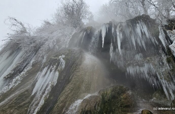 Cascada din România care fumegă în timpul iernii. Fenomenul uimitor întâlnit în zilele geroase