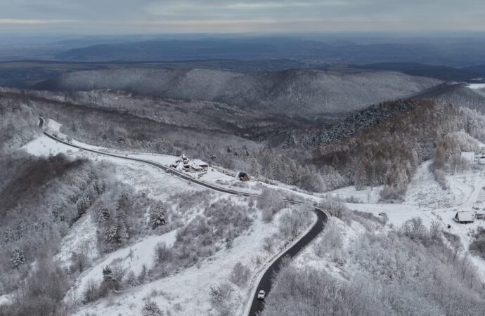 Transapuseana, drumul montan care face uitate Transfăgărășanul și Transalpina în timpul iernii Transapuseana, drumul montan care face uitate Transfăgărășanul și Transalpina în timpul iernii