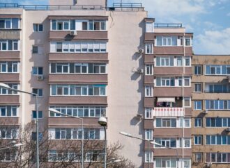 Unde se găsește cea mai ieftină garsonieră din România, în ianuarie 2026. Deși suprafața este de doar 10 metri pătrați, locuința are baie proprie