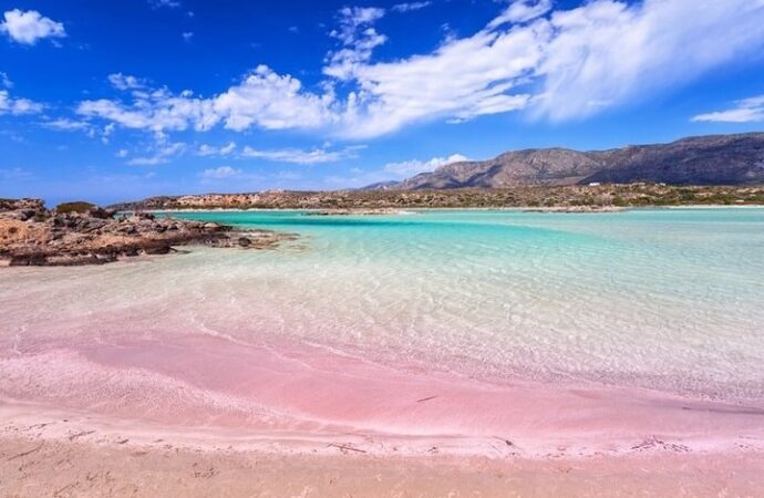 Paradisul roz din Creta. A fost votată a doua cea mai frumoasă plajă din lume Paradisul roz din Creta. A fost votată a doua cea mai frumoasă plajă din lume