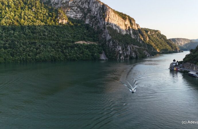 Cele mai stranii locuri din Defileul Dunării. Peșterea care ascundea roiuri înfiorătoare de muște