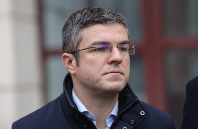 Strategia Guvernului Bolojan în lupta cu recesiunea este “speranța”. Dezvăluirea îi aparține ministrului Economiei, USR-istul Irineu Darău Strategia Guvernului Bolojan în lupta cu recesiunea este “speranța”. Dezvăluirea îi aparține ministrului Economiei, USR-istul Irineu Darău