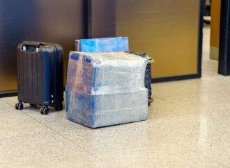 Greșeala care-ți transformă bagajul în magnet pentru hoți: de ce să nu îți înfoliezi valiza în plastic și ce culori să eviți Greșeala care-ți transformă bagajul în magnet pentru hoți: de ce să nu îți înfoliezi valiza în plastic și ce culori să eviți