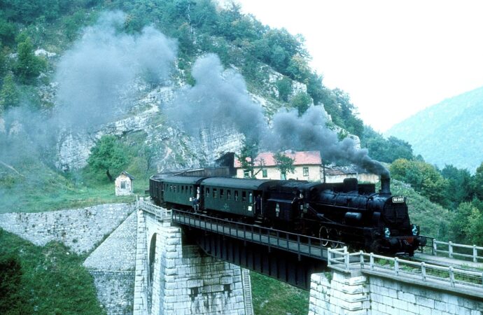 Cum au fost construite primele tuneluri feroviare din România. Munții Banatului, străpunși de căile ferate pentru cărbune și fier Cum au fost construite primele tuneluri feroviare din România. Munții Banatului, străpunși de căile ferate pentru cărbune și fier