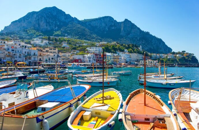 Italia introduce reguli noi pentru turiștii din trei destinații populare: schimbări în Capri, Florența și Dolomiți