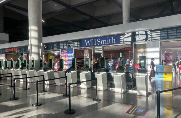 Vara cozilor în aeroporturile din Europa. De ce noul sistem EES de scanare biometrică crește timpii de așteptare