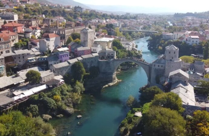 Orașul european care pare desprins dintr-un basm: frumusețea clădirilor istorice și a podului medieval uimește turiștii Orașul european care pare desprins dintr-un basm: frumusețea clădirilor istorice și a podului medieval uimește turiștii