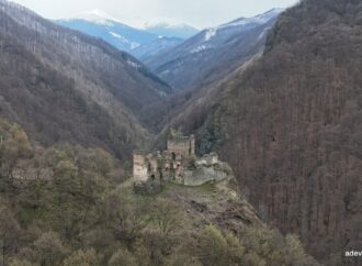 Castelul din Carpați, redescoperit pe un traseu spectaculos. Misterele cetății Colț, părăsită de secole la poalele Retezatului