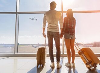 Vacanțele de vară, incerte. Temeri privind creșterea prețului biletelor de avion și anularea unor zboruri