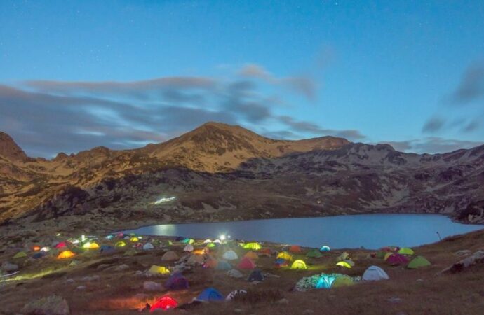 Vacanțele cu cortul în natură cuceresc Europa. Cum a apărut și cum s-a stins moda campingului în România